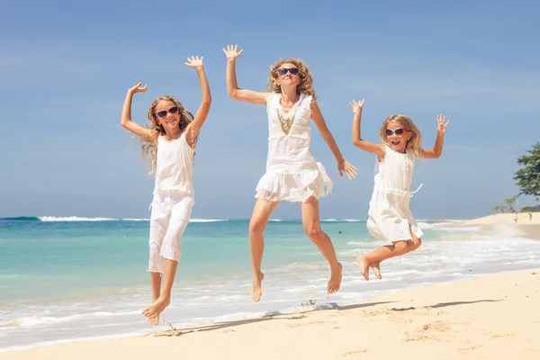 Joyeux saut en famille sur la plage le jour — Photo