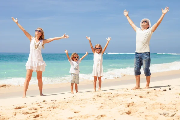 Bonne famille jouant à la plage dans la journée — Photo