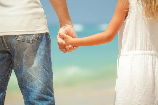 Padre e hija de pie en la playa durante el día —  Fotos de Stock