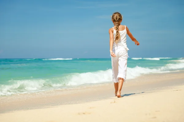 Teenie-Mädchen zu Fuß am Strand zur Tageszeit — Stockfoto