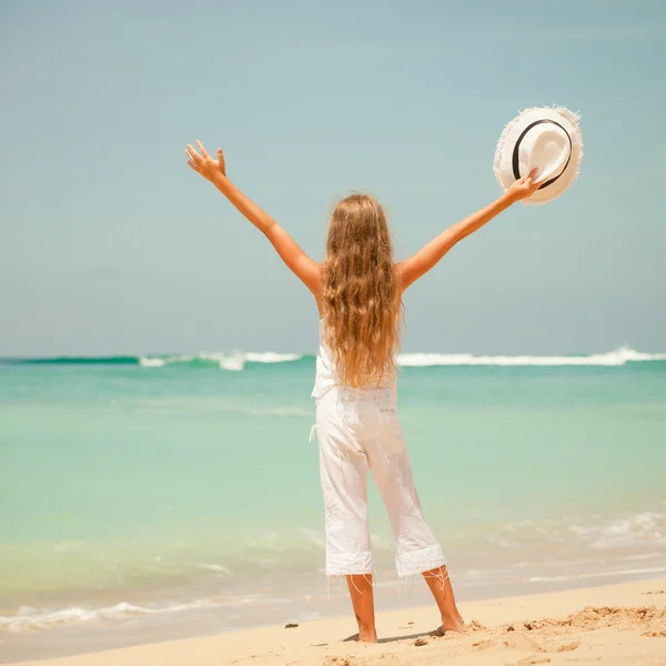 Teen flicka står på stranden på dagarna — Stockfoto