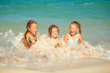 mutlu çocuklar kumsalda gün anda oynamak