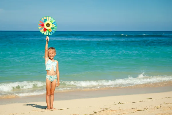 Petite fille debout sur la plage à l'heure du jour — Photo