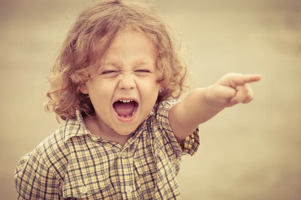 Retrato de un niño gritando — Foto de Stock