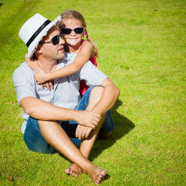 Pai e filha brincando na grama no dia — Fotografia de Stock