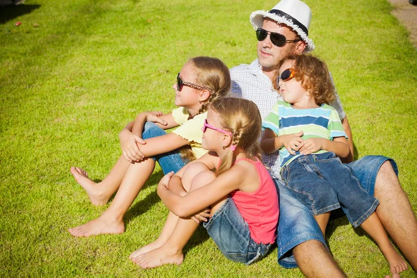 Ritratto una famiglia felice seduta sull'erba durante il giorno — Foto Stock