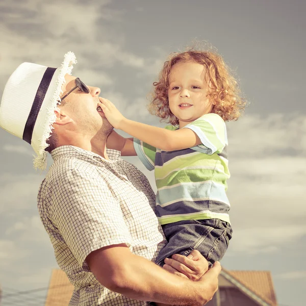 Pai e filho brincando perto de uma casa no dia — Fotografia de Stock