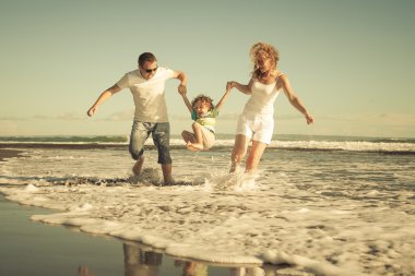 o zaman gün sahilde oynarken mutlu bir aile
