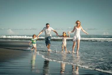 o zaman gün sahilde oynarken mutlu bir aile