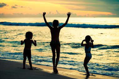 Şafak zaman kumsalda oynarken mutlu çocuk