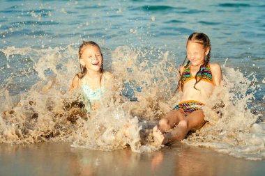 gelukkige jonge geitjes spelen op strand