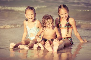 gelukkige jonge geitjes spelen op strand