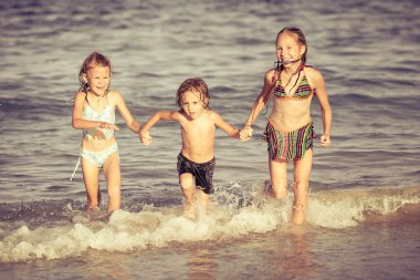 gelukkige jonge geitjes spelen op strand