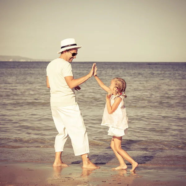 Otec a dcera hraje na pláži — Stock fotografie