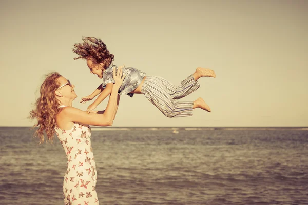 Mãe e filho brincando na praia na hora do dia — Fotografia de Stock