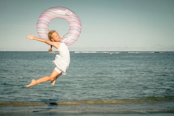 Teenager Mädchen springen am Strand bei der Tageszeit — Stockfoto