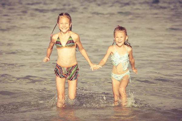 Bambini felici che giocano sulla spiaggia — Foto Stock