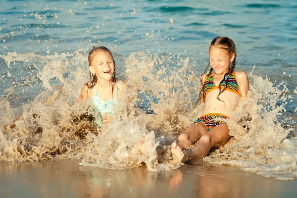 Glückliche Kinder spielen am Strand — Stockfoto