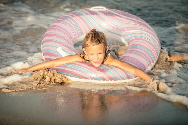 Glückliches kleines Mädchen auf dem Meer — Stockfoto