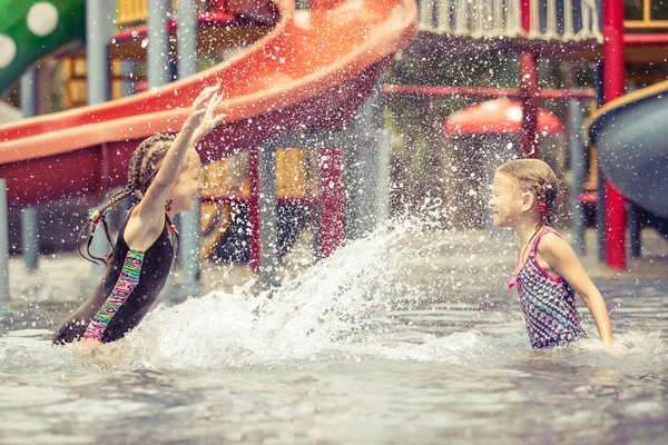 Двое маленьких детей играют в бассейне — стоковое фото