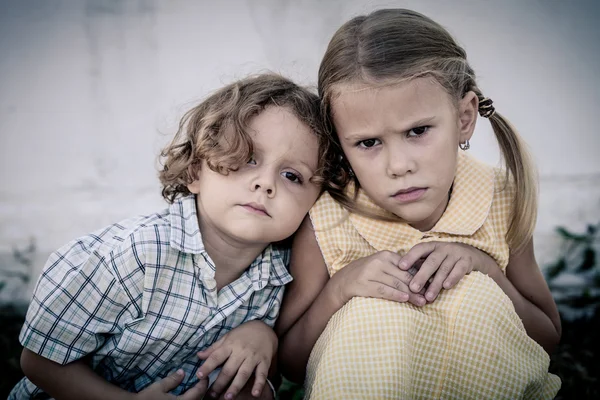 Портрет грустной девочки и мальчика — стоковое фото