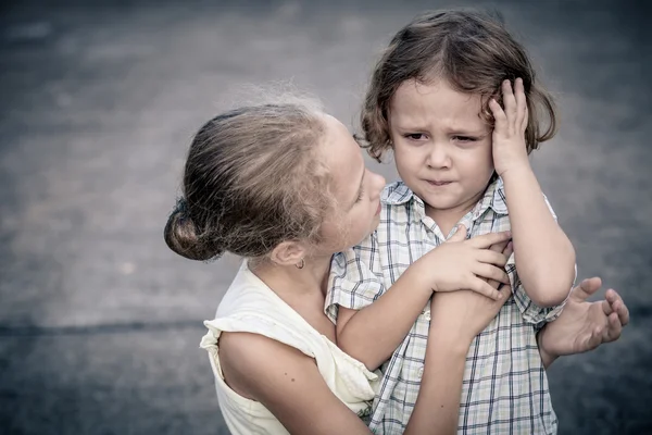 Retrato de adolescente triste y niño pequeño — Foto de Stock