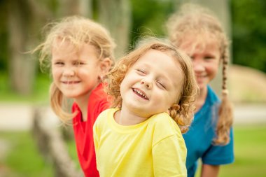 mutlu Çocuklar çimlerde oturuyor. kavram ve kız beraber