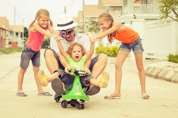 Vater und Kinder spielen tagsüber in der Nähe eines Hauses — Stockfoto