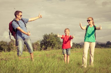 o zaman gün yolda yürürken mutlu bir aile.
