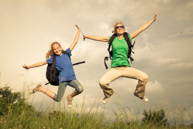 o zaman gün yolda yürürken mutlu bir aile.