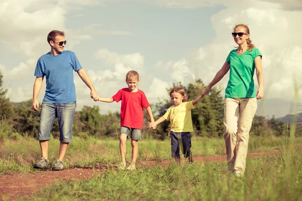 Szczęśliwa rodzina spaceru na szlaku — Zdjęcie stockowe