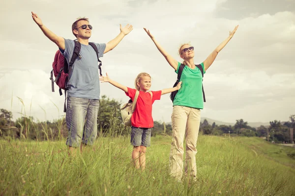 Heureuse famille marchant sur la route le jour . — Photo