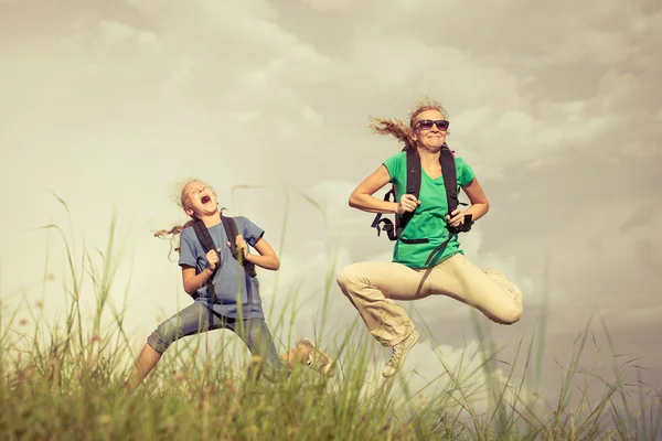 Famiglia felice che cammina sulla strada durante il giorno . — Foto Stock