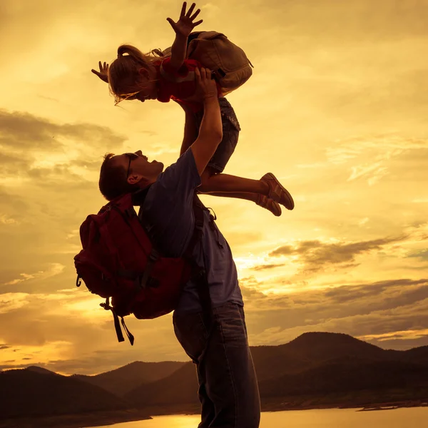 Père et fille jouer sur la côte du lac au coucher du soleil t — Photo