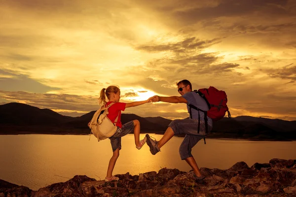 Pai e filha brincando na costa do lago ao pôr do sol t — Fotografia de Stock