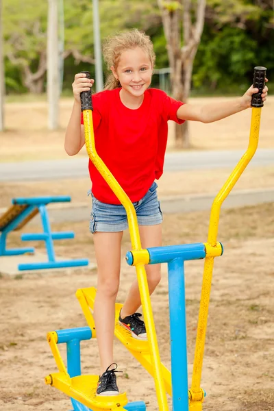 Feliz adolescente no parque infantil — Fotografia de Stock