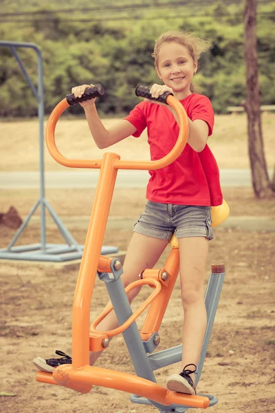 Glücklicher Teenager auf dem Spielplatz — Stockfoto