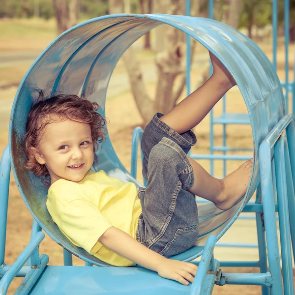 Glücklicher kleiner Junge auf dem Spielplatz — Stockfoto