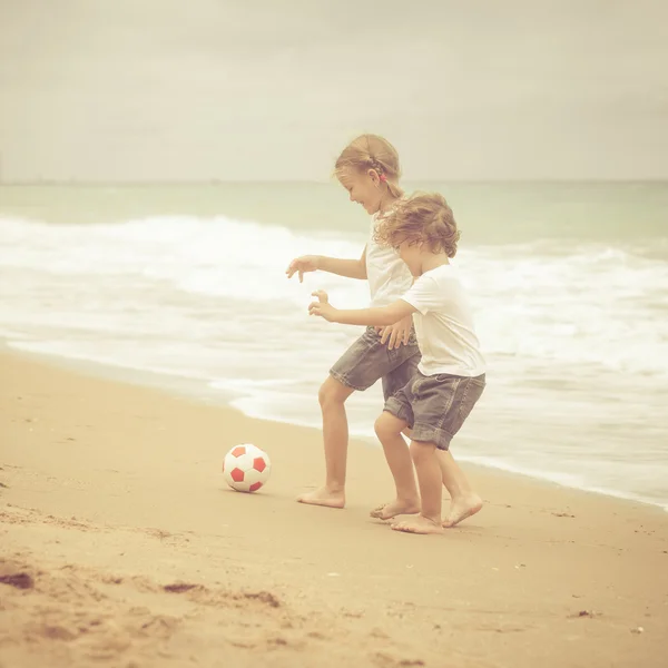Szczęśliwy kids gry na plaży w czasie dnia — Zdjęcie stockowe