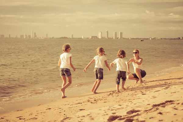 Bonne famille jouant sur la plage le jour . — Photo