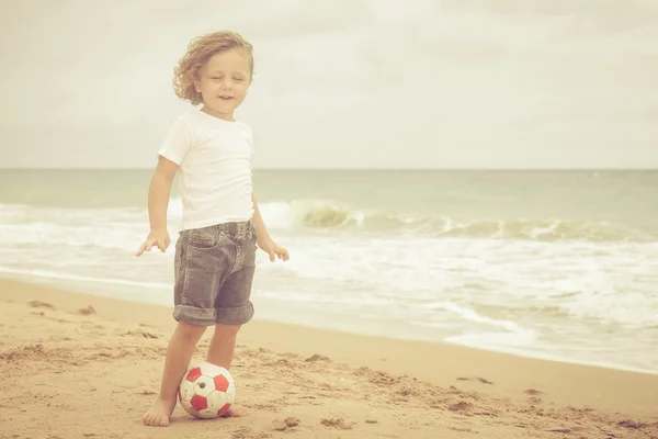 Liten pojke står på stranden på dagarna — Stockfoto