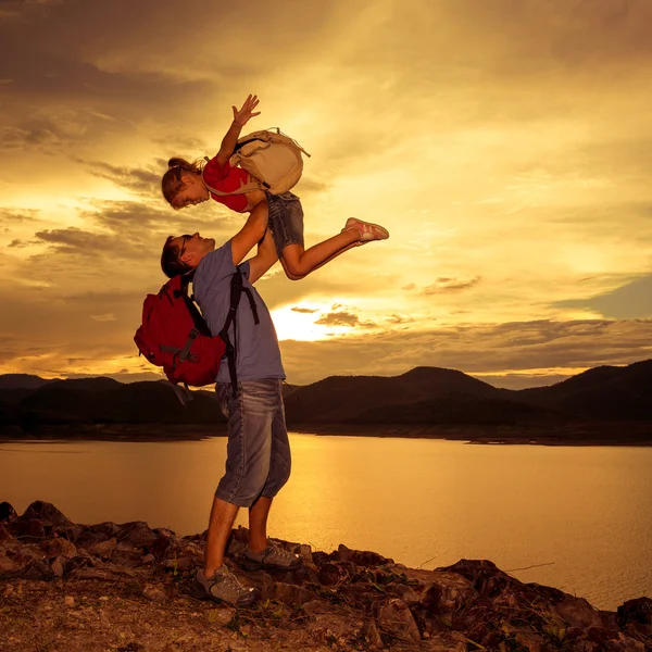 Vater und Tochter spielen am Ufer des Sees bei Sonnenuntergang — Stockfoto