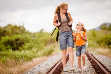 mutlu bir aile demiryoluna gün zaman yürüyüş.