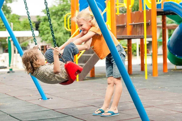 Zwei glückliche Kinder auf dem Spielplatz — Stockfoto