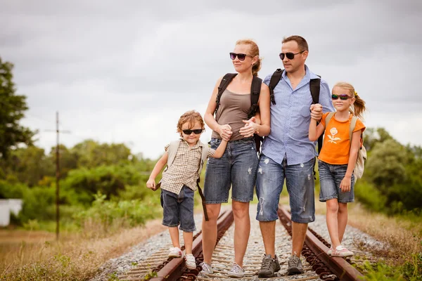 Bonne famille marchant sur le chemin de fer à l'heure du jour . — Photo