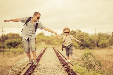 mutlu bir aile demiryoluna gün zaman yürüyüş.