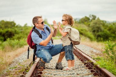 mutlu bir aile demiryoluna gün zaman yürüyüş.