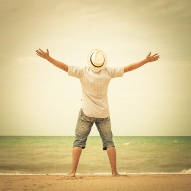 o zaman gün sahilde duran adam portresi 