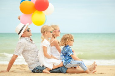 sahilde oturup gün o zaman mutlu bir aile.