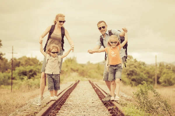 Счастливая семья гуляет по железной дороге в дневное время . — стоковое фото